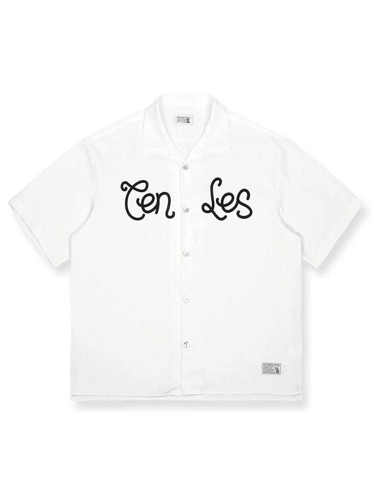 オレンジレッドの背景にレトロプリントが施されたキューバカラーの半袖シャツの正面ビュー。直線的でゆったりとしたカットが特徴で、リラックスしたカジュアルスタイルを提供します。