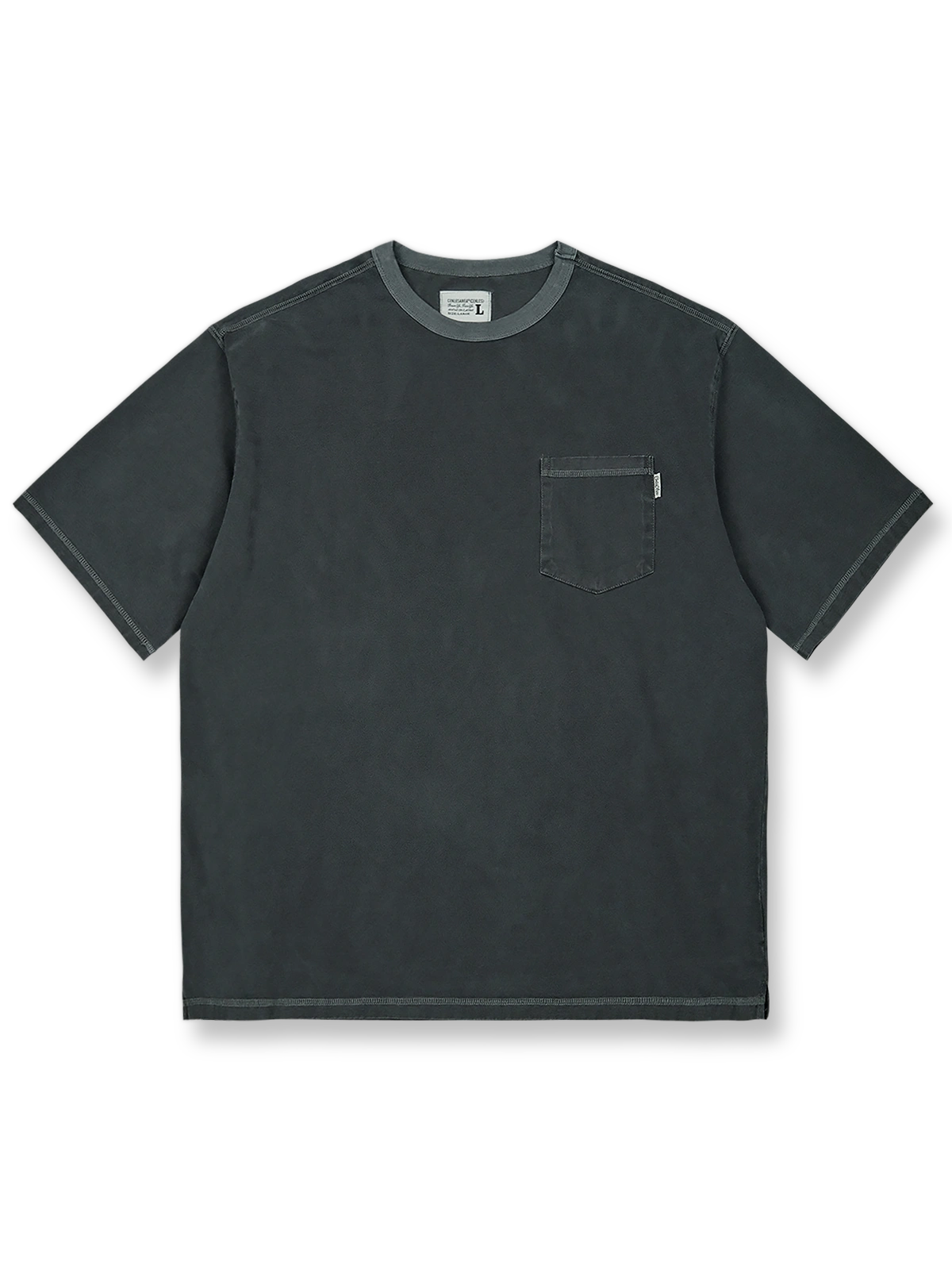 高密度ニットコットンを使用した重染洗ポケット付きショートスリーブTシャツの正面ビュー。ユニークなガーメントダイと酵素ウォッシュによる白化老化効果が特徴で、リラックスフィットが快適な着心地を提供します。