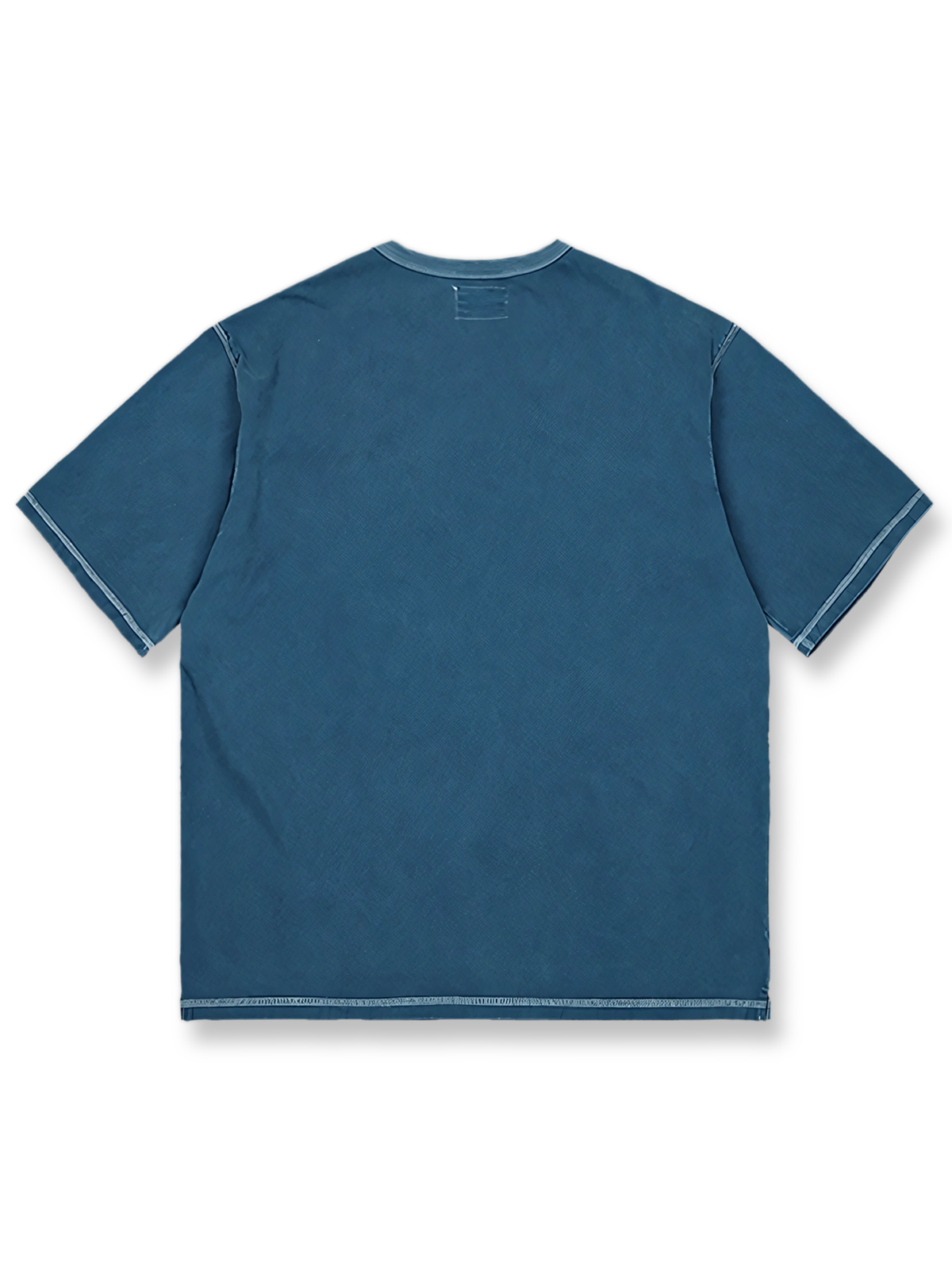 高密度ニットコットンを使用した重染洗ポケット付きショートスリーブTシャツの正面ビュー。ユニークなガーメントダイと酵素ウォッシュによる白化老化効果が特徴で、リラックスフィットが快適な着心地を提供します。