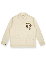 アメリカンヴィンテージ・エンブロイダリーバッジ付きショートジャケットの全体像を展示し、そのユニークなデザインと色合いが強調されています。