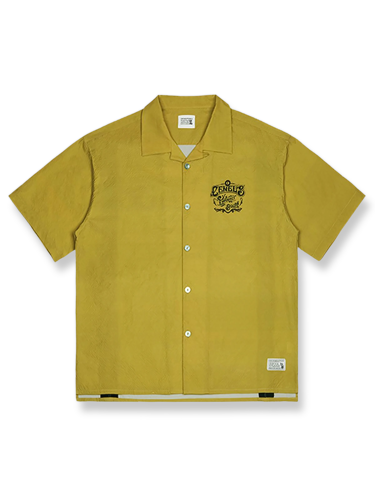 第二次世界大戦中の軍人たちにインスパイアされたオープンカラーデザインのボウリングシャツ。コントラストパッチワークとヴィンテージスタイルのプリントが特徴。