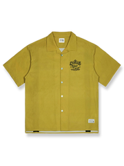 第二次世界大戦中の軍人たちにインスパイアされたオープンカラーデザインのボウリングシャツ。コントラストパッチワークとヴィンテージスタイルのプリントが特徴。