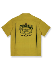 第二次世界大戦中の軍人たちにインスパイアされたオープンカラーデザインのボウリングシャツ。コントラストパッチワークとヴィンテージスタイルのプリントが特徴。