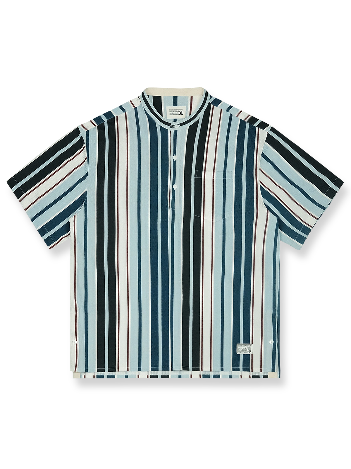 レトロアメリカンスタイルのシアサッカープルオーバーストライプ半袖シャツの正面ビュー、独特のストライプデザインとスタンドカラーの詳細を強調。