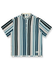 レトロアメリカンスタイルのシアサッカープルオーバーストライプ半袖シャツの正面ビュー、独特のストライプデザインとスタンドカラーの詳細を強調。