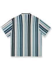 レトロアメリカンスタイルのシアサッカープルオーバーストライプ半袖シャツの正面ビュー、独特のストライプデザインとスタンドカラーの詳細を強調。