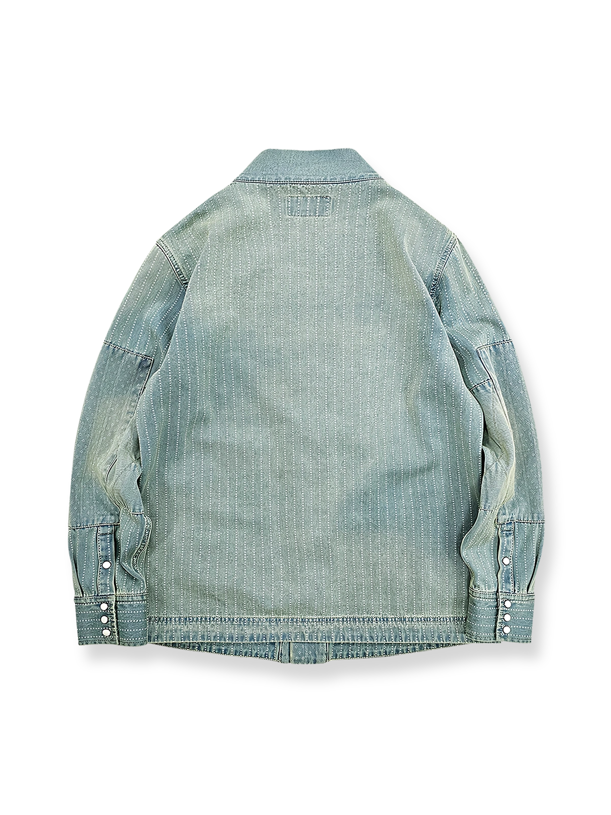 レトロなストライプデニムはんてんシャツジャケット全体を展示し、クロスカルチャースタイルを強調。