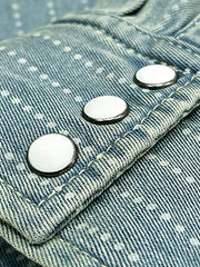 ジャケットのデニムストライプ生地とパッチワークディテールを特写で示し、デザインの独創性を強調。