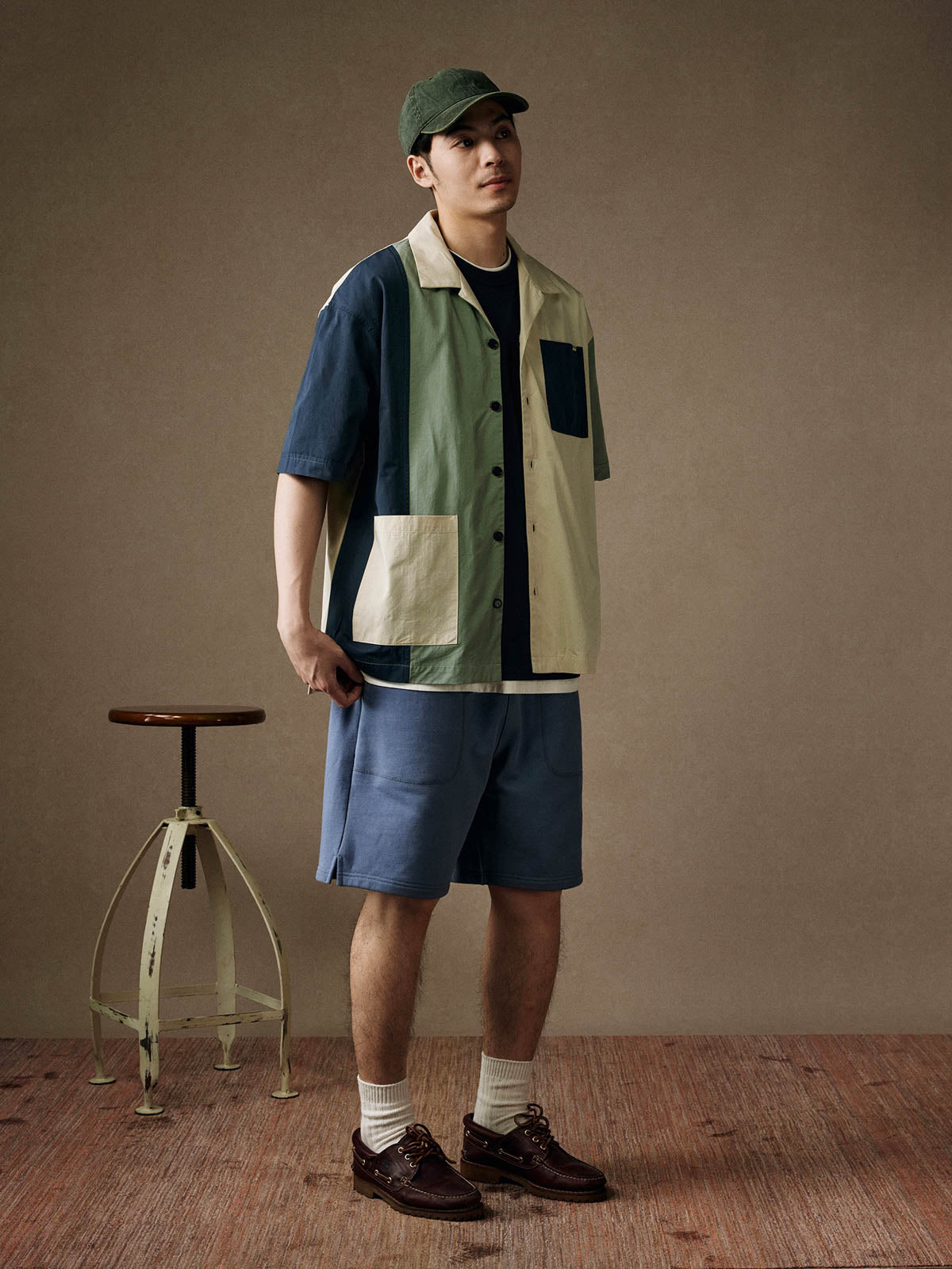 モデルがヘビーニットスポーツショーツを着用し、動きやすさを示している