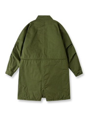 製品画像: M-65改良型 厚手パーカーコート（ロング）の正面全体画像。クラシックなM-65ミリタリーデザインを基に改良されたコートで、厚手の中綿入り構造が保温性を高め、寒冷地にも対応。シンプルながら存在感のあるデザインが特徴。

詳細画像: M-65改良型 厚手パーカーコート（ロング）のディテールクローズアップ画像。ウエストライン調整が可能なドローコードと、鍵やスマートフォンなどの収納に便利な多機能ポケットのデザインが映える。防風性を考慮した耐久性の高いコットン素材の質感が際立つ。