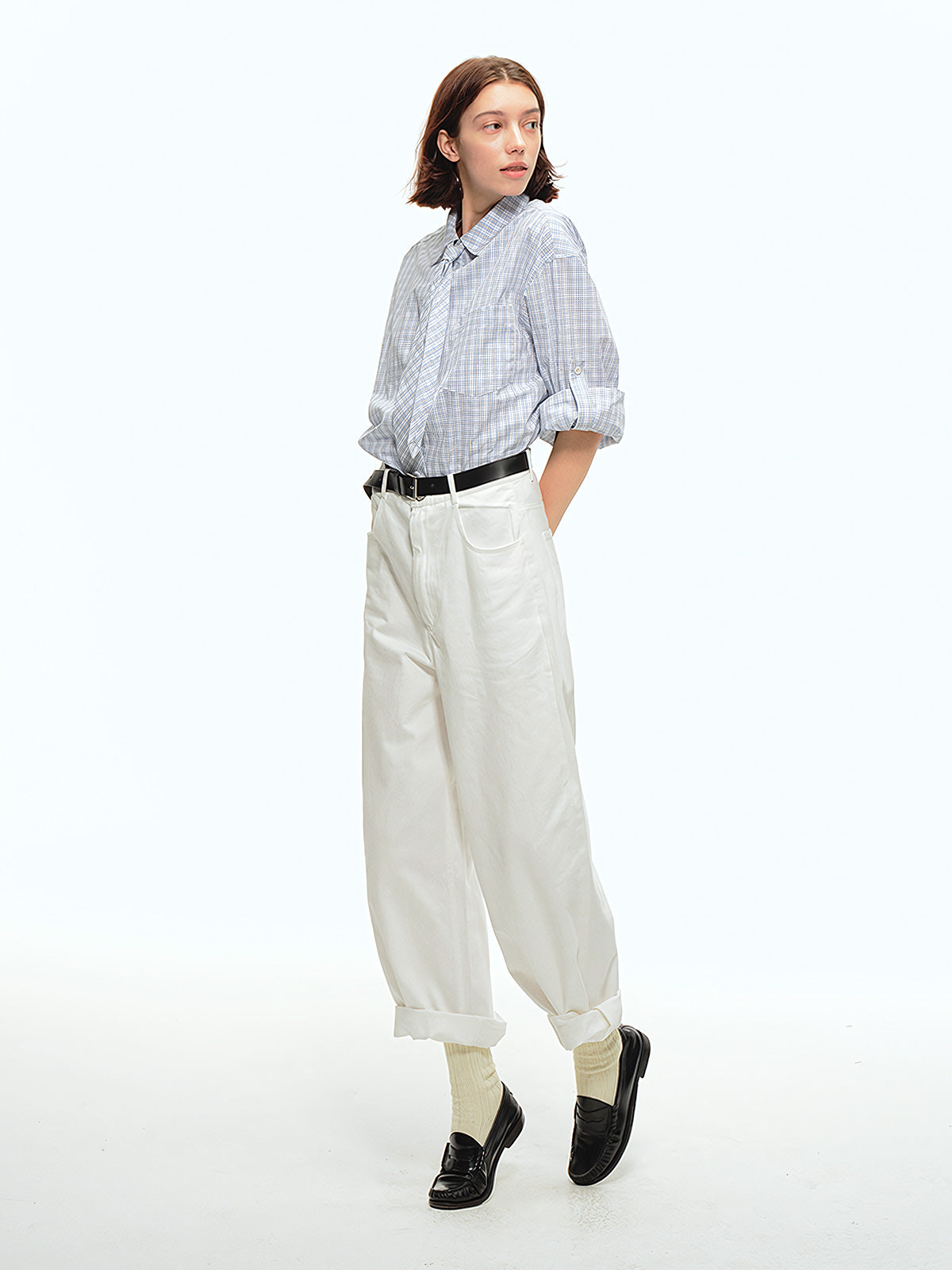 詳細画像: ウエスト部分とジッパーのディテール特写。ウィービング織りによる高級感と耐久性、細部まで丁寧に仕上げられたジッパーとハイウエストデザインが強調されています。

モデル画像: スラックスとシャツを組み合わせたシンプルでレトロなスタイル。スリム見え効果を強調し、清潔感とシャープな印象を演出。