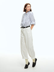 詳細画像: ウエスト部分とジッパーのディテール特写。ウィービング織りによる高級感と耐久性、細部まで丁寧に仕上げられたジッパーとハイウエストデザインが強調されています。

モデル画像: スラックスとシャツを組み合わせたシンプルでレトロなスタイル。スリム見え効果を強調し、清潔感とシャープな印象を演出。