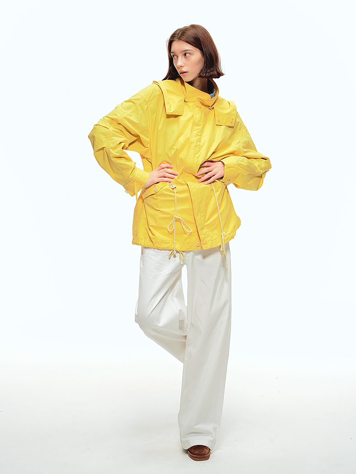 詳細画像: ウエスト部分とジッパーのディテール特写。ウィービング織りによる高級感と耐久性、細部まで丁寧に仕上げられたジッパーとハイウエストデザインが強調されています。

モデル画像: スラックスとシャツを組み合わせたシンプルでレトロなスタイル。スリム見え効果を強調し、清潔感とシャープな印象を演出。