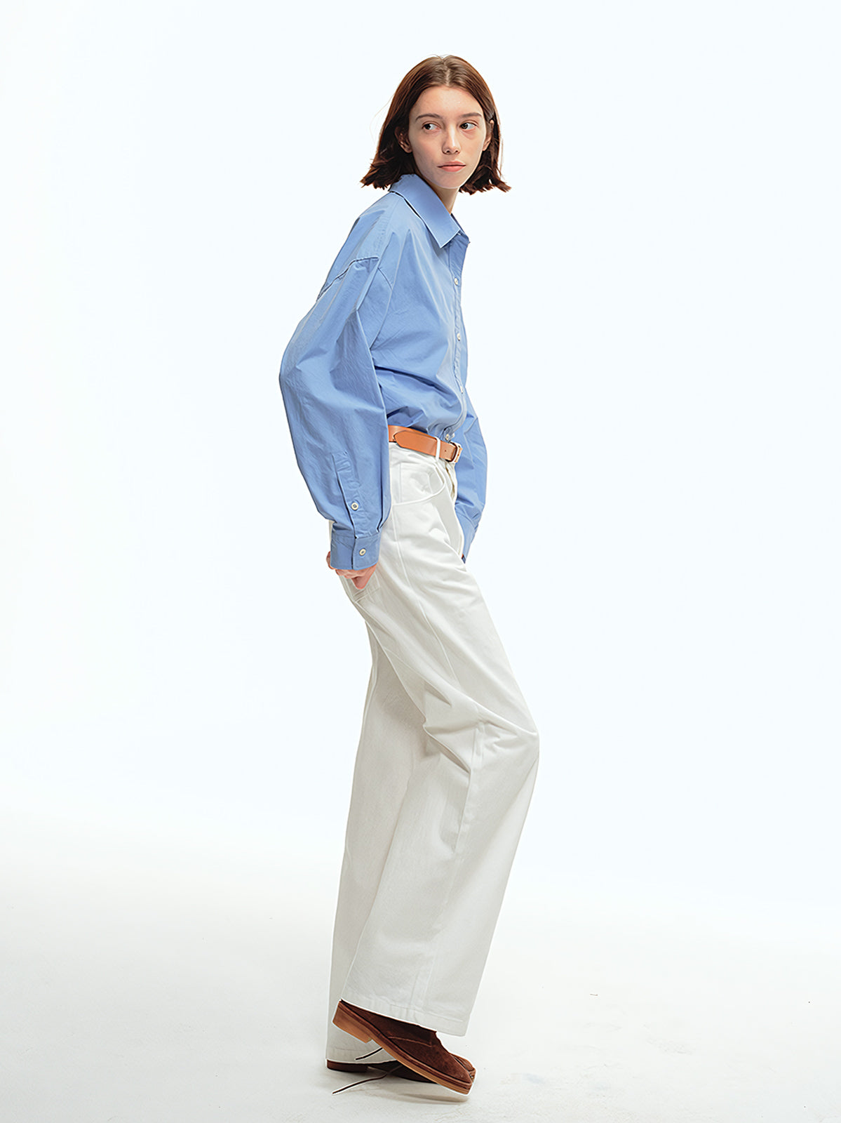 詳細画像: ウエスト部分とジッパーのディテール特写。ウィービング織りによる高級感と耐久性、細部まで丁寧に仕上げられたジッパーとハイウエストデザインが強調されています。

モデル画像: スラックスとシャツを組み合わせたシンプルでレトロなスタイル。スリム見え効果を強調し、清潔感とシャープな印象を演出。