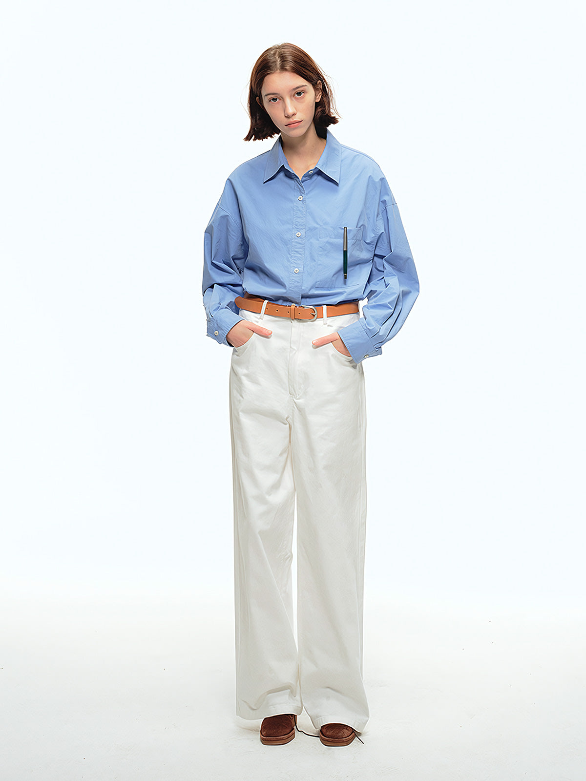 詳細画像: ウエスト部分とジッパーのディテール特写。ウィービング織りによる高級感と耐久性、細部まで丁寧に仕上げられたジッパーとハイウエストデザインが強調されています。

モデル画像: スラックスとシャツを組み合わせたシンプルでレトロなスタイル。スリム見え効果を強調し、清潔感とシャープな印象を演出。