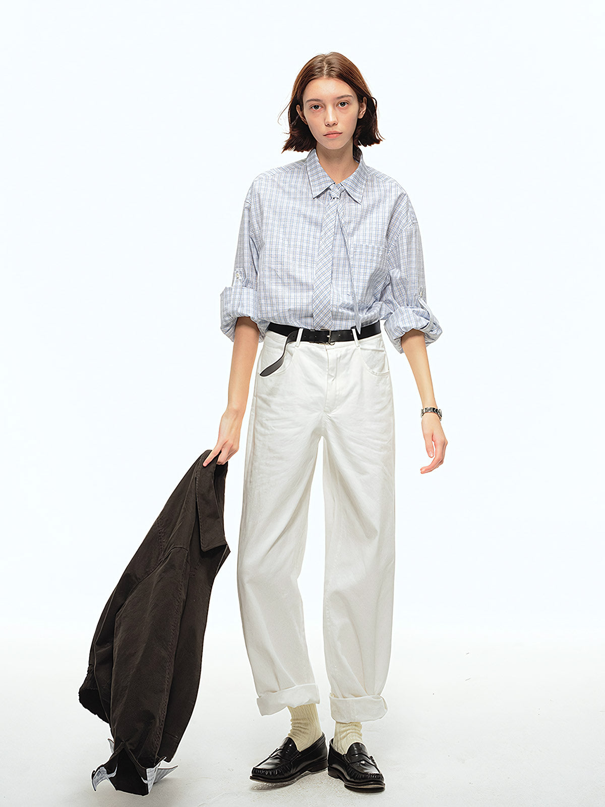 詳細画像: ウエスト部分とジッパーのディテール特写。ウィービング織りによる高級感と耐久性、細部まで丁寧に仕上げられたジッパーとハイウエストデザインが強調されています。

モデル画像: スラックスとシャツを組み合わせたシンプルでレトロなスタイル。スリム見え効果を強調し、清潔感とシャープな印象を演出。