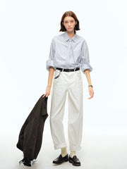 詳細画像: ウエスト部分とジッパーのディテール特写。ウィービング織りによる高級感と耐久性、細部まで丁寧に仕上げられたジッパーとハイウエストデザインが強調されています。

モデル画像: スラックスとシャツを組み合わせたシンプルでレトロなスタイル。スリム見え効果を強調し、清潔感とシャープな印象を演出。