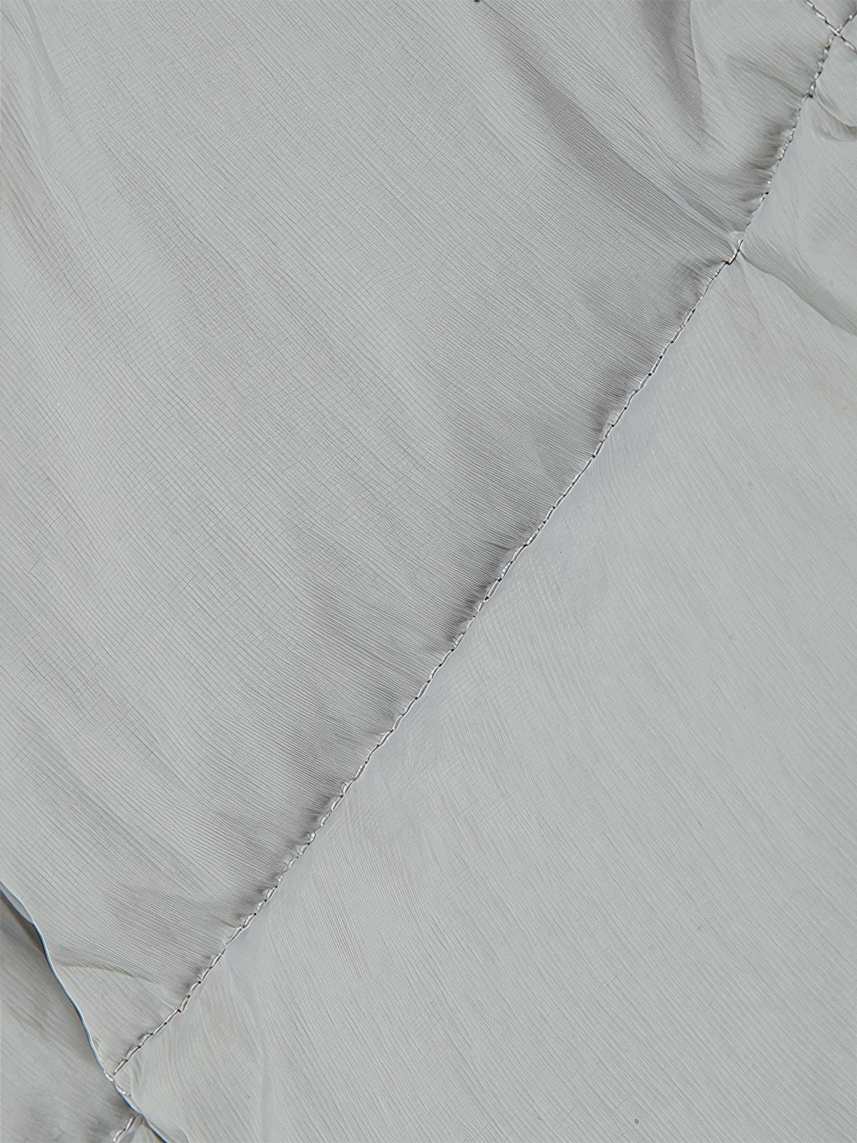 製品画像: 90%ホワイトダックダウンを使用したショート丈ダウンベストのフロント全体画像
詳細画像: 配色バインディングテープとキルティング加工によるディテール画像