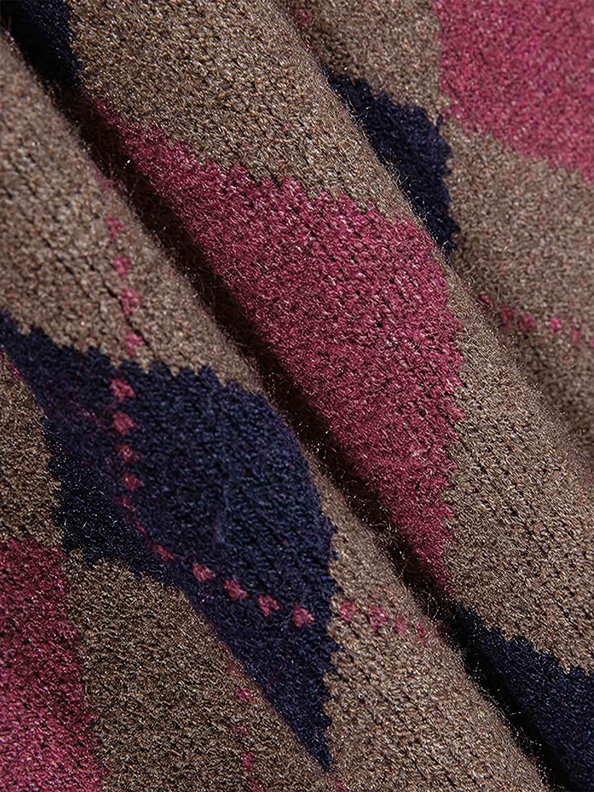 製品画像: クラシックなダイヤ柄と柔らかな混紡素材を使用したクルーネックニットの正面全体画像。シンプルで上品なデザインが特徴的な一着。

詳細画像: ダイヤ柄の滑らかな編み地のディテールクローズアップ画像。軽量で柔らかい混紡素材が持つ快適さと暖かさを示す。