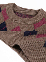 製品画像: クラシックなダイヤ柄と柔らかな混紡素材を使用したクルーネックニットの正面全体画像。シンプルで上品なデザインが特徴的な一着。

詳細画像: ダイヤ柄の滑らかな編み地のディテールクローズアップ画像。軽量で柔らかい混紡素材が持つ快適さと暖かさを示す。