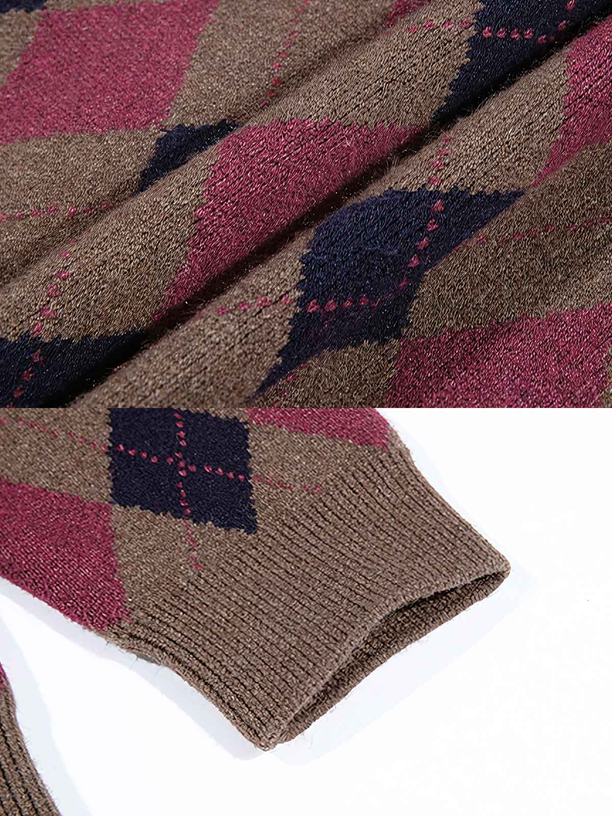 製品画像: クラシックなダイヤ柄と柔らかな混紡素材を使用したクルーネックニットの正面全体画像。シンプルで上品なデザインが特徴的な一着。

詳細画像: ダイヤ柄の滑らかな編み地のディテールクローズアップ画像。軽量で柔らかい混紡素材が持つ快適さと暖かさを示す。