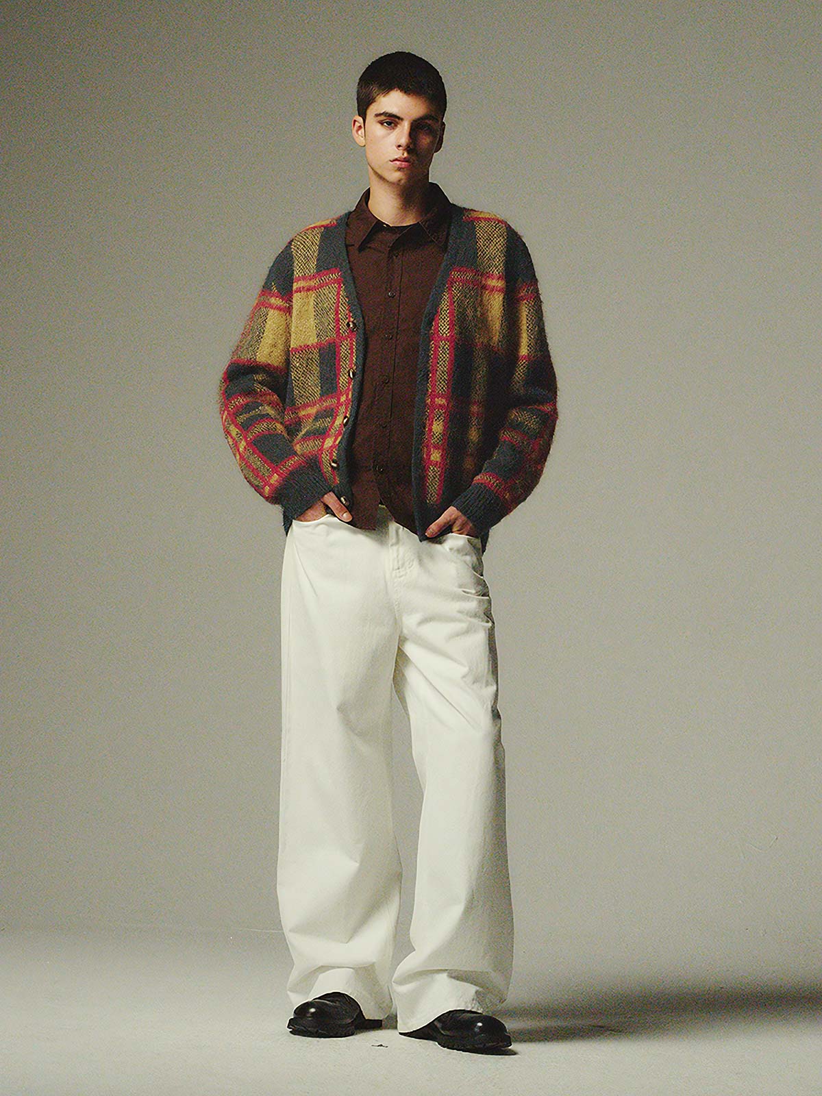 詳細画像: モヘア特有のふんわりとした毛羽立ちとボタンディテールのクローズアップ画像
モデル画像: チェック柄モヘアカーディガンを着用したモデルの秋冬コーディネートイメージ