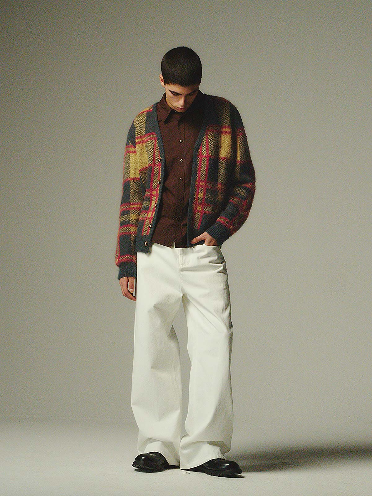 詳細画像: モヘア特有のふんわりとした毛羽立ちとボタンディテールのクローズアップ画像
モデル画像: チェック柄モヘアカーディガンを着用したモデルの秋冬コーディネートイメージ