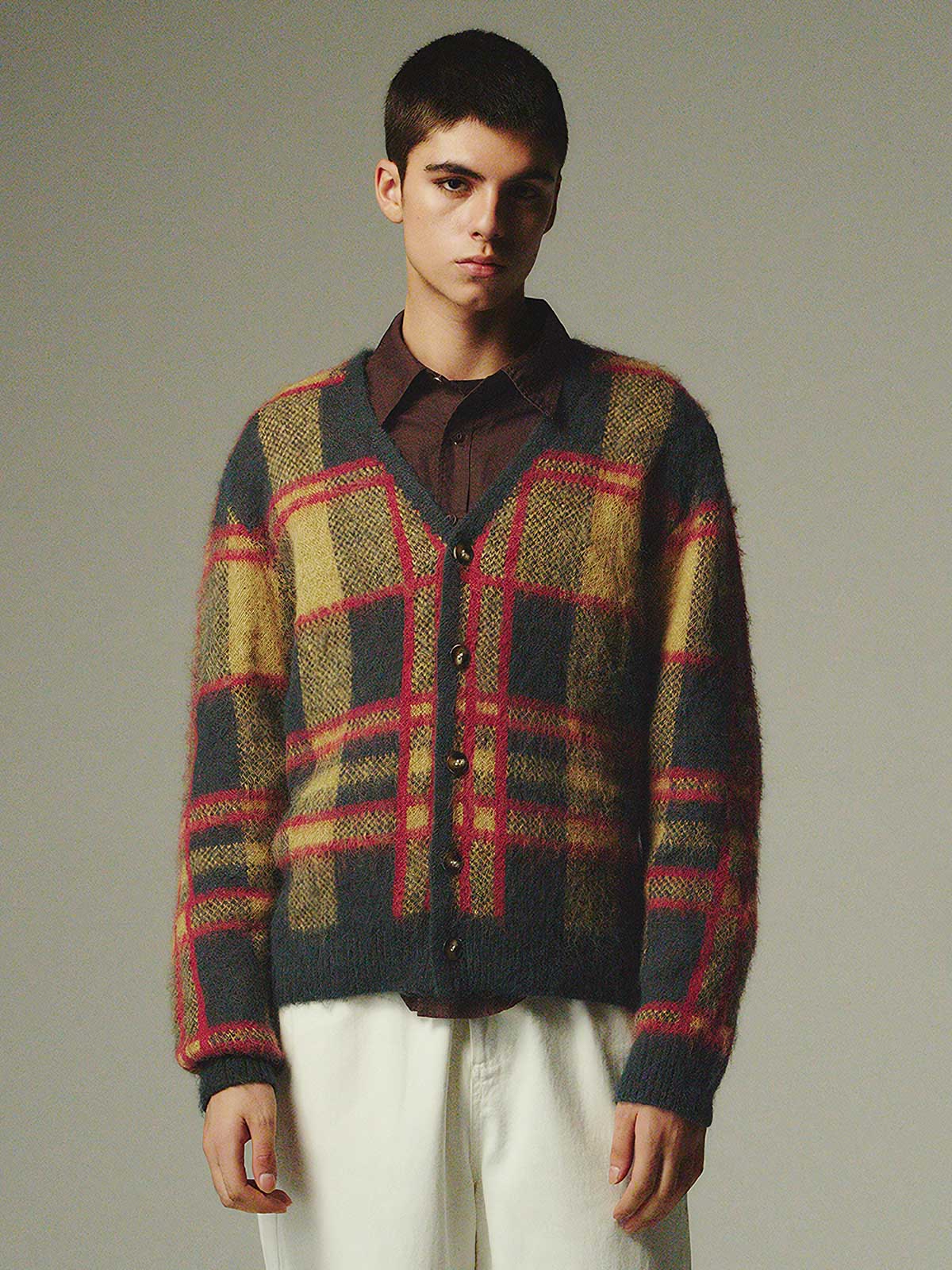 詳細画像: モヘア特有のふんわりとした毛羽立ちとボタンディテールのクローズアップ画像
モデル画像: チェック柄モヘアカーディガンを着用したモデルの秋冬コーディネートイメージ