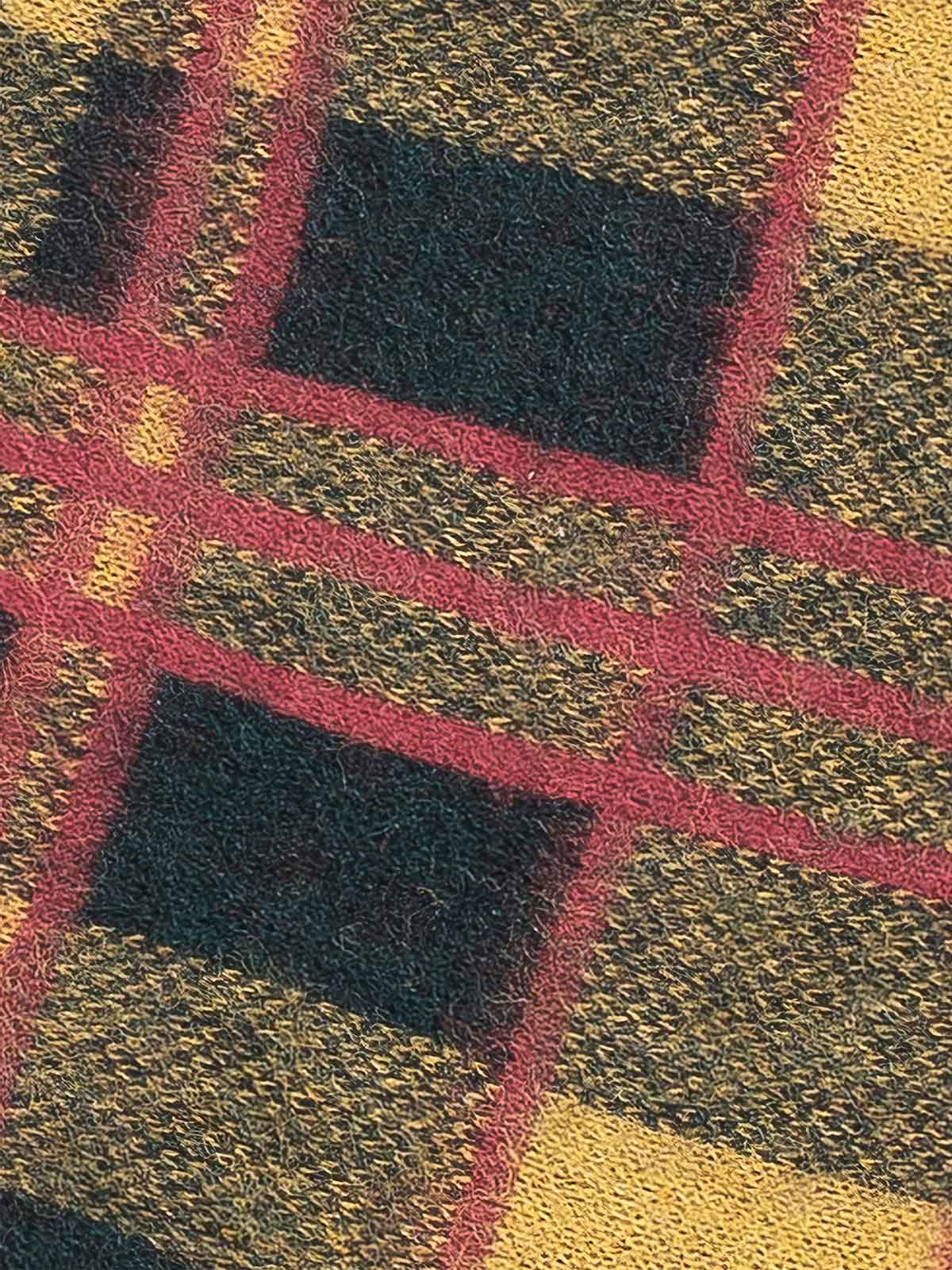 製品画像: クラシックなチェック柄モヘアVネックカーディガンの正面全体画像
詳細画像: モヘア特有のふんわりとした毛羽立ちとボタンディテールのクローズアップ画像