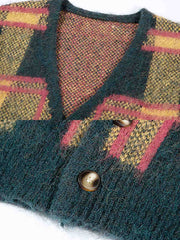 製品画像: クラシックなチェック柄モヘアVネックカーディガンの正面全体画像
詳細画像: モヘア特有のふんわりとした毛羽立ちとボタンディテールのクローズアップ画像