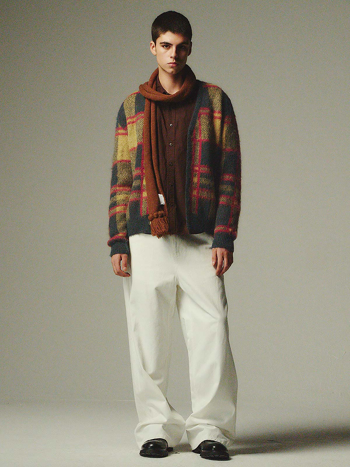 詳細画像: モヘア特有のふんわりとした毛羽立ちとボタンディテールのクローズアップ画像
モデル画像: チェック柄モヘアカーディガンを着用したモデルの秋冬コーディネートイメージ