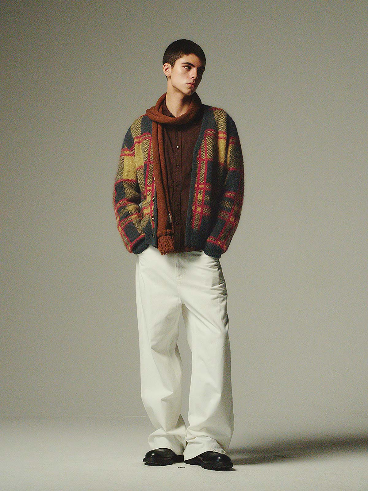 詳細画像: モヘア特有のふんわりとした毛羽立ちとボタンディテールのクローズアップ画像
モデル画像: チェック柄モヘアカーディガンを着用したモデルの秋冬コーディネートイメージ