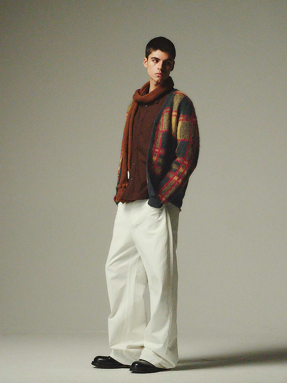 詳細画像: モヘア特有のふんわりとした毛羽立ちとボタンディテールのクローズアップ画像
モデル画像: チェック柄モヘアカーディガンを着用したモデルの秋冬コーディネートイメージ