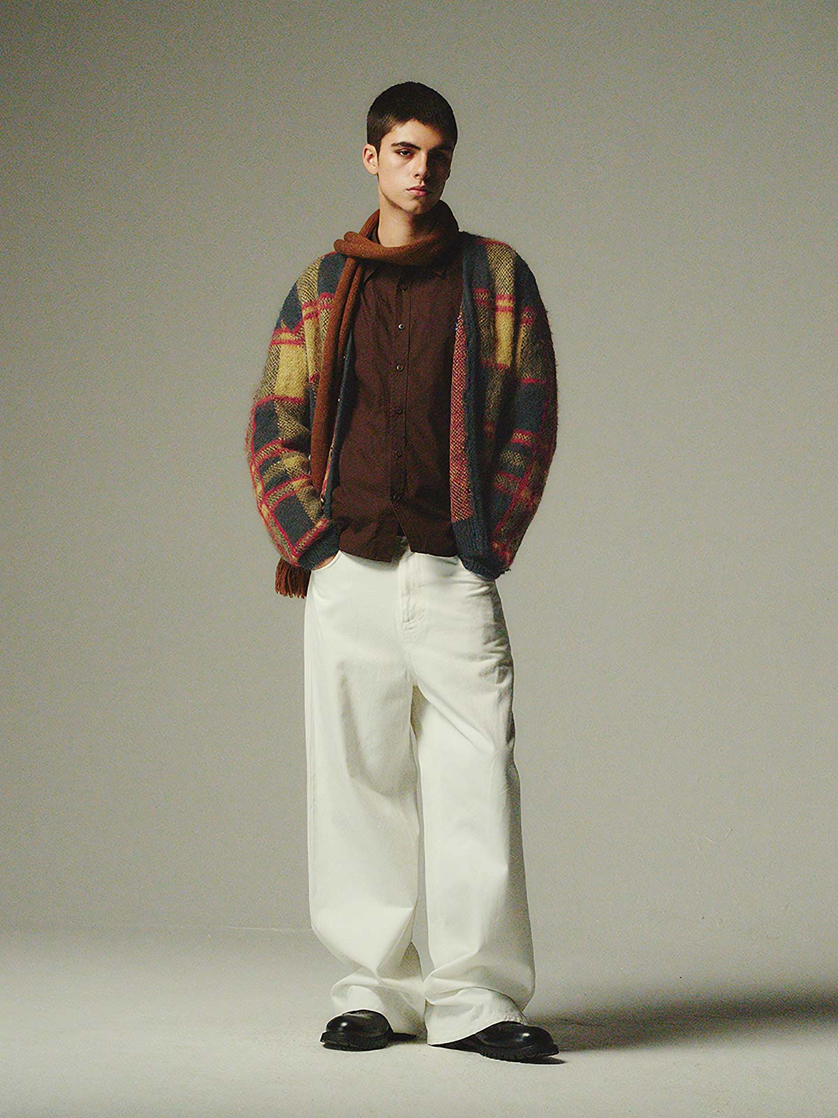 詳細画像: モヘア特有のふんわりとした毛羽立ちとボタンディテールのクローズアップ画像
モデル画像: チェック柄モヘアカーディガンを着用したモデルの秋冬コーディネートイメージ