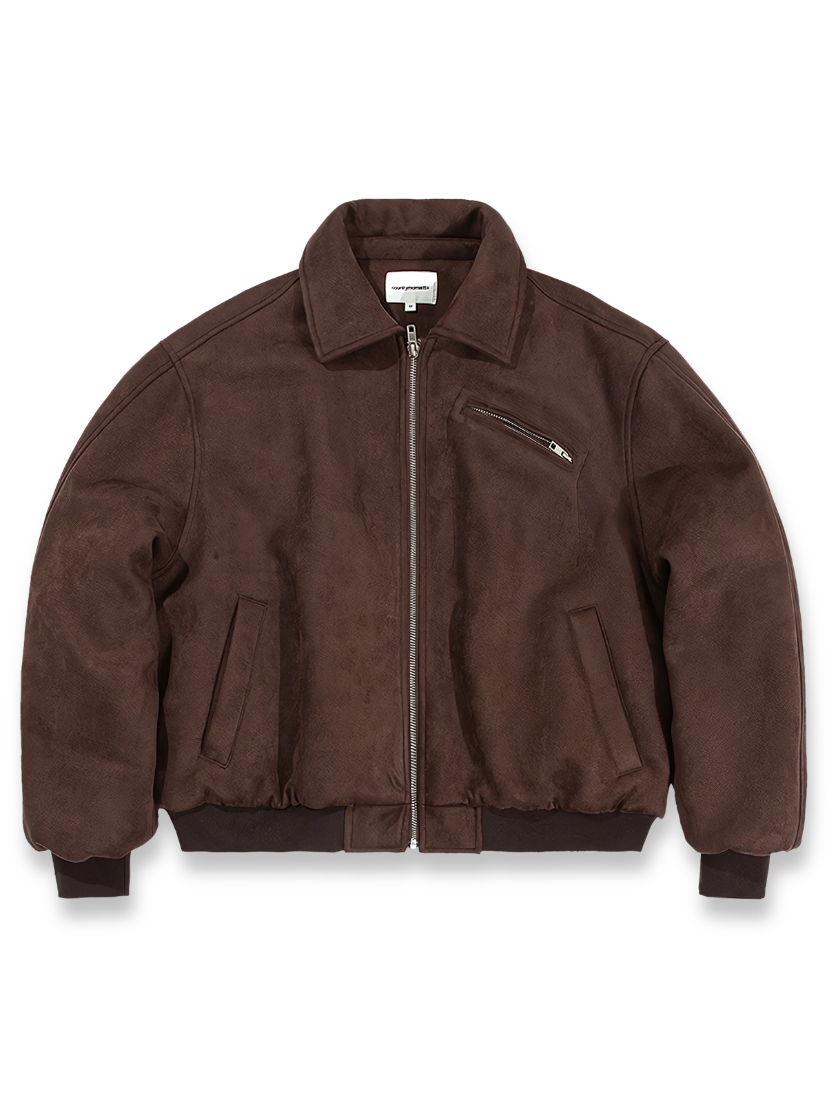 製品画像: スエード調素材を使用したショート丈ダウンジャケットの正面全体画像。上品で滑らかなスエード調の質感が特徴的で、秋冬の防寒にも最適なデザイン。

詳細画像: スエード調素材の滑らかな表面とキルティング加工による保温性を示すディテールクローズアップ画像。フラップカラーや多機能ポケットのデザインが際立つ。