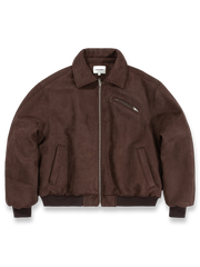 製品画像: スエード調素材を使用したショート丈ダウンジャケットの正面全体画像。上品で滑らかなスエード調の質感が特徴的で、秋冬の防寒にも最適なデザイン。

詳細画像: スエード調素材の滑らかな表面とキルティング加工による保温性を示すディテールクローズアップ画像。フラップカラーや多機能ポケットのデザインが際立つ。