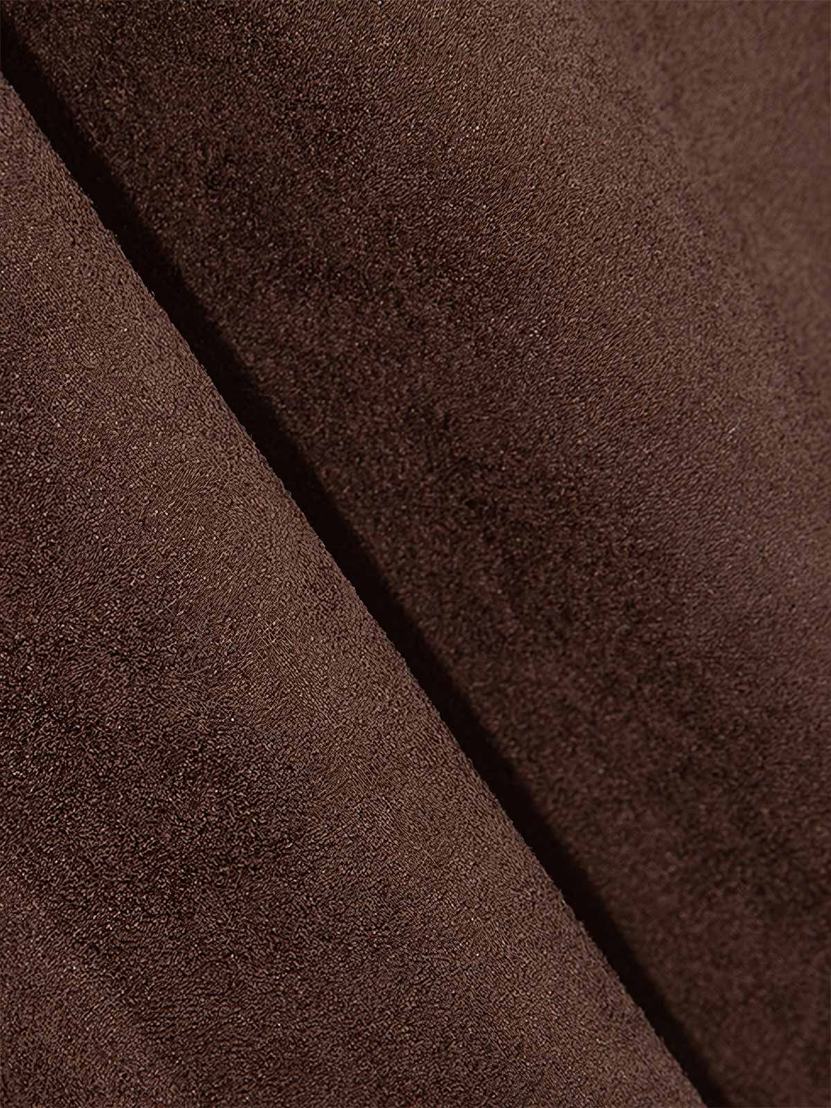 製品画像: スエード調素材を使用したショート丈ダウンジャケットの正面全体画像。上品で滑らかなスエード調の質感が特徴的で、秋冬の防寒にも最適なデザイン。

詳細画像: スエード調素材の滑らかな表面とキルティング加工による保温性を示すディテールクローズアップ画像。フラップカラーや多機能ポケットのデザインが際立つ。