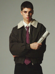 詳細画像: 柔らかなボア襟部分と、中綿構造の裏地を映したディテールクローズアップ画像。保温性を高める立体感のある仕上がりが際立つ。

モデル画像: ボア襟付きワーク中綿ジャケットを着用したモデルの冬のコーディネート例。デニムやワークパンツと合わせたヴィンテージ感漂うカジュアルスタイルを表現。