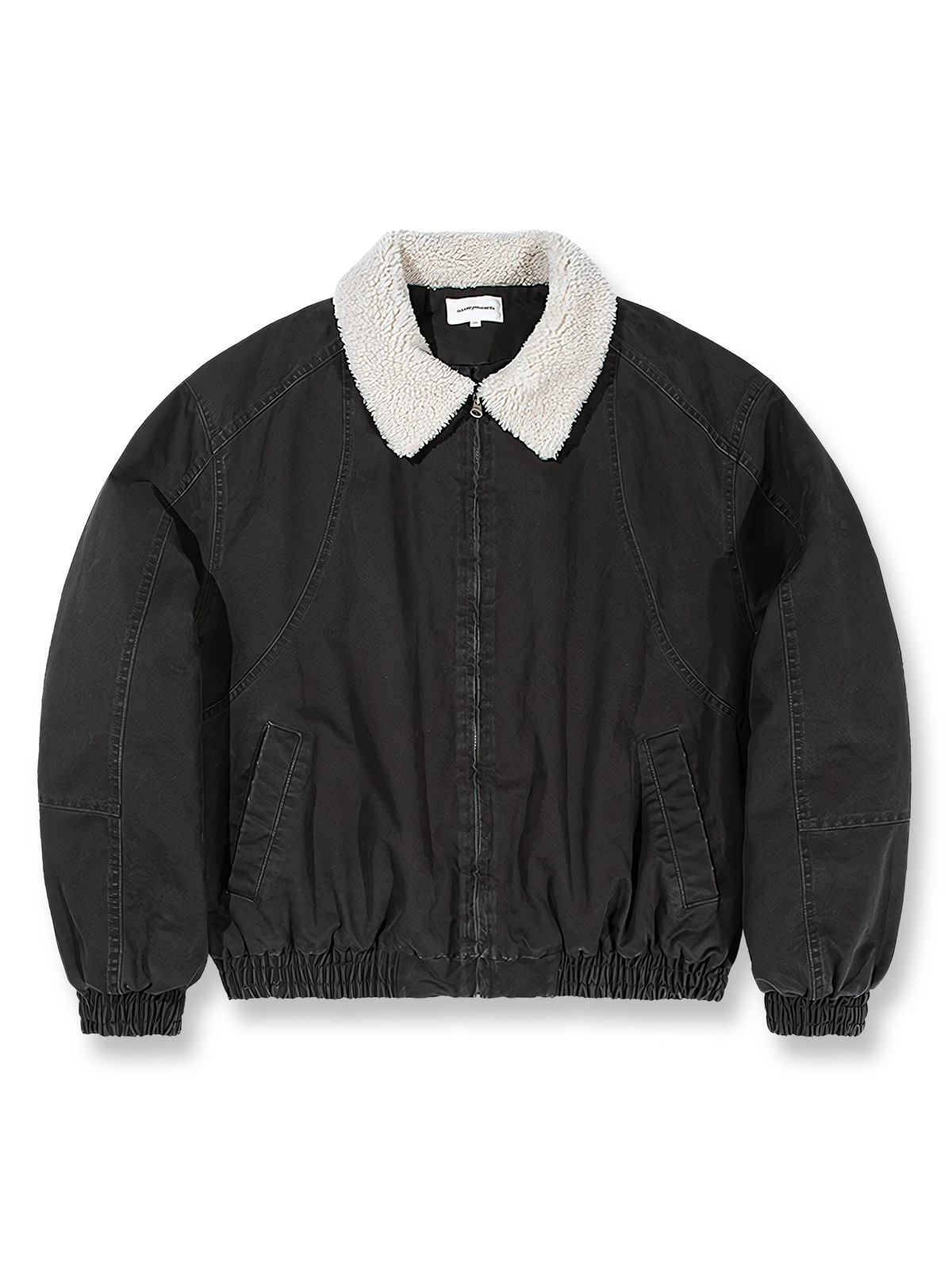 製品画像: クラシックなボア襟付きワーク中綿ジャケットの正面全体画像。コットン素材の表地と柔らかなボア襟が特徴的なデザイン。

詳細画像: 柔らかなボア襟部分と、中綿構造の裏地を映したディテールクローズアップ画像。保温性を高める立体感のある仕上がりが際立つ。