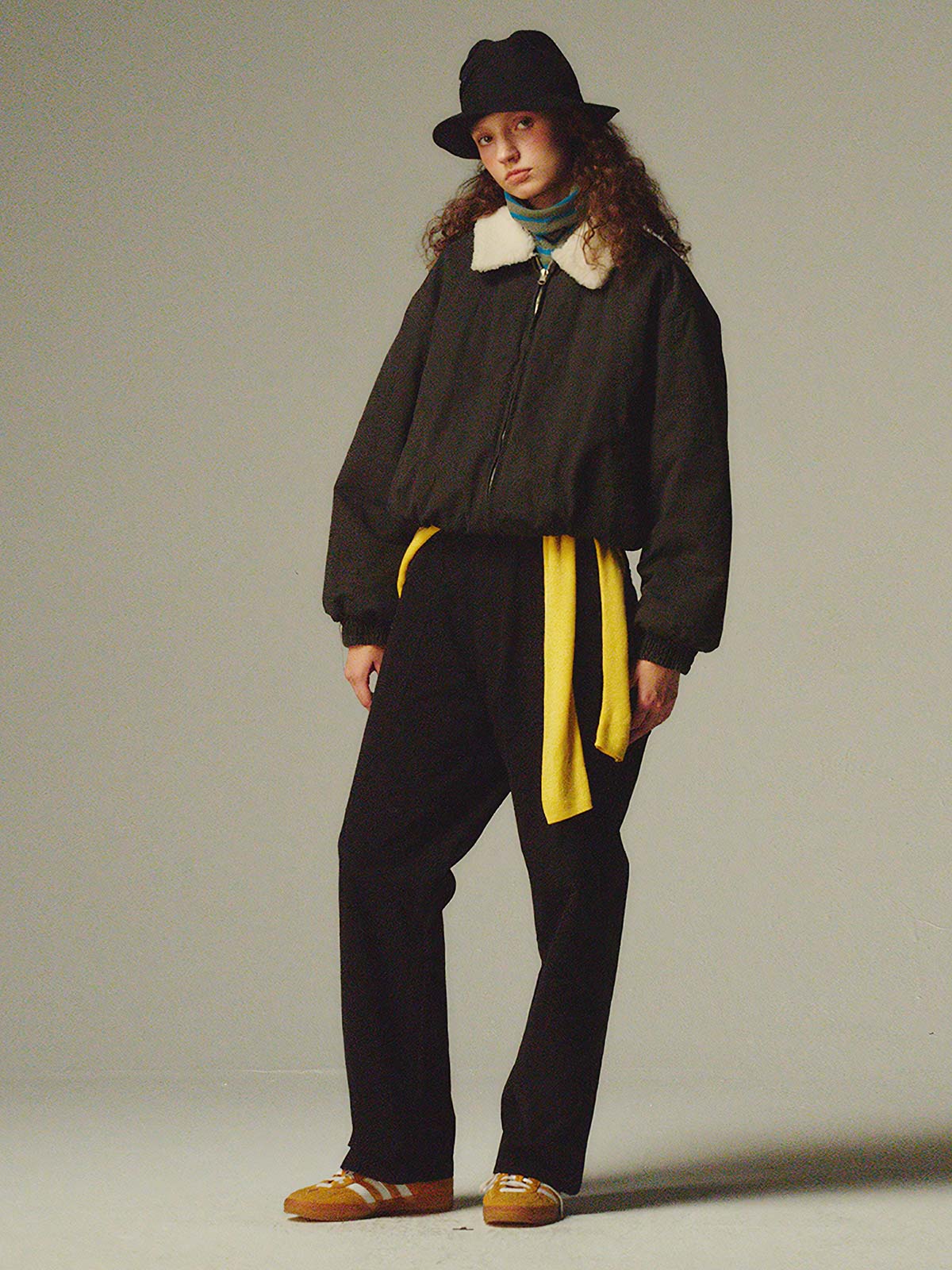 詳細画像: 柔らかなボア襟部分と、中綿構造の裏地を映したディテールクローズアップ画像。保温性を高める立体感のある仕上がりが際立つ。

モデル画像: ボア襟付きワーク中綿ジャケットを着用したモデルの冬のコーディネート例。デニムやワークパンツと合わせたヴィンテージ感漂うカジュアルスタイルを表現。