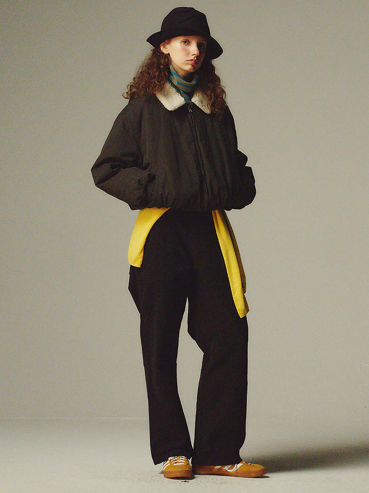 詳細画像: 柔らかなボア襟部分と、中綿構造の裏地を映したディテールクローズアップ画像。保温性を高める立体感のある仕上がりが際立つ。

モデル画像: ボア襟付きワーク中綿ジャケットを着用したモデルの冬のコーディネート例。デニムやワークパンツと合わせたヴィンテージ感漂うカジュアルスタイルを表現。