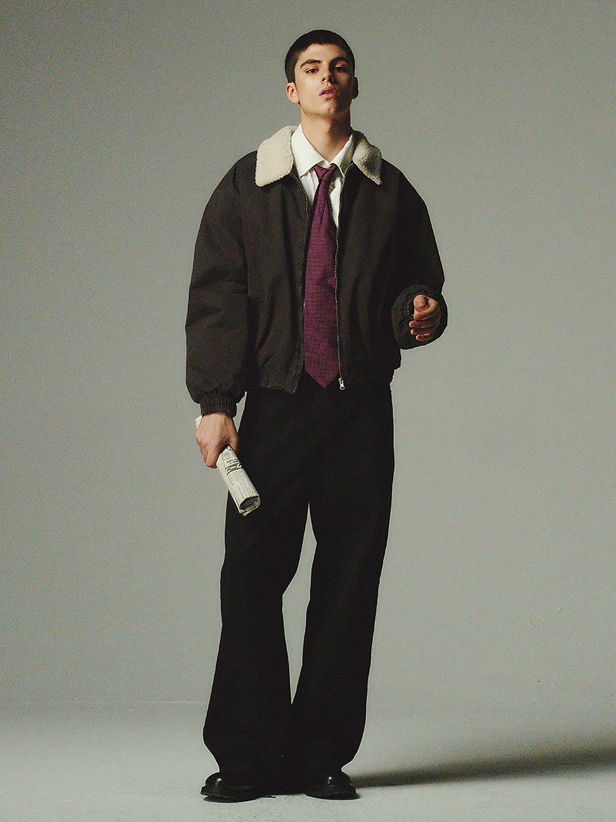 詳細画像: 柔らかなボア襟部分と、中綿構造の裏地を映したディテールクローズアップ画像。保温性を高める立体感のある仕上がりが際立つ。

モデル画像: ボア襟付きワーク中綿ジャケットを着用したモデルの冬のコーディネート例。デニムやワークパンツと合わせたヴィンテージ感漂うカジュアルスタイルを表現。