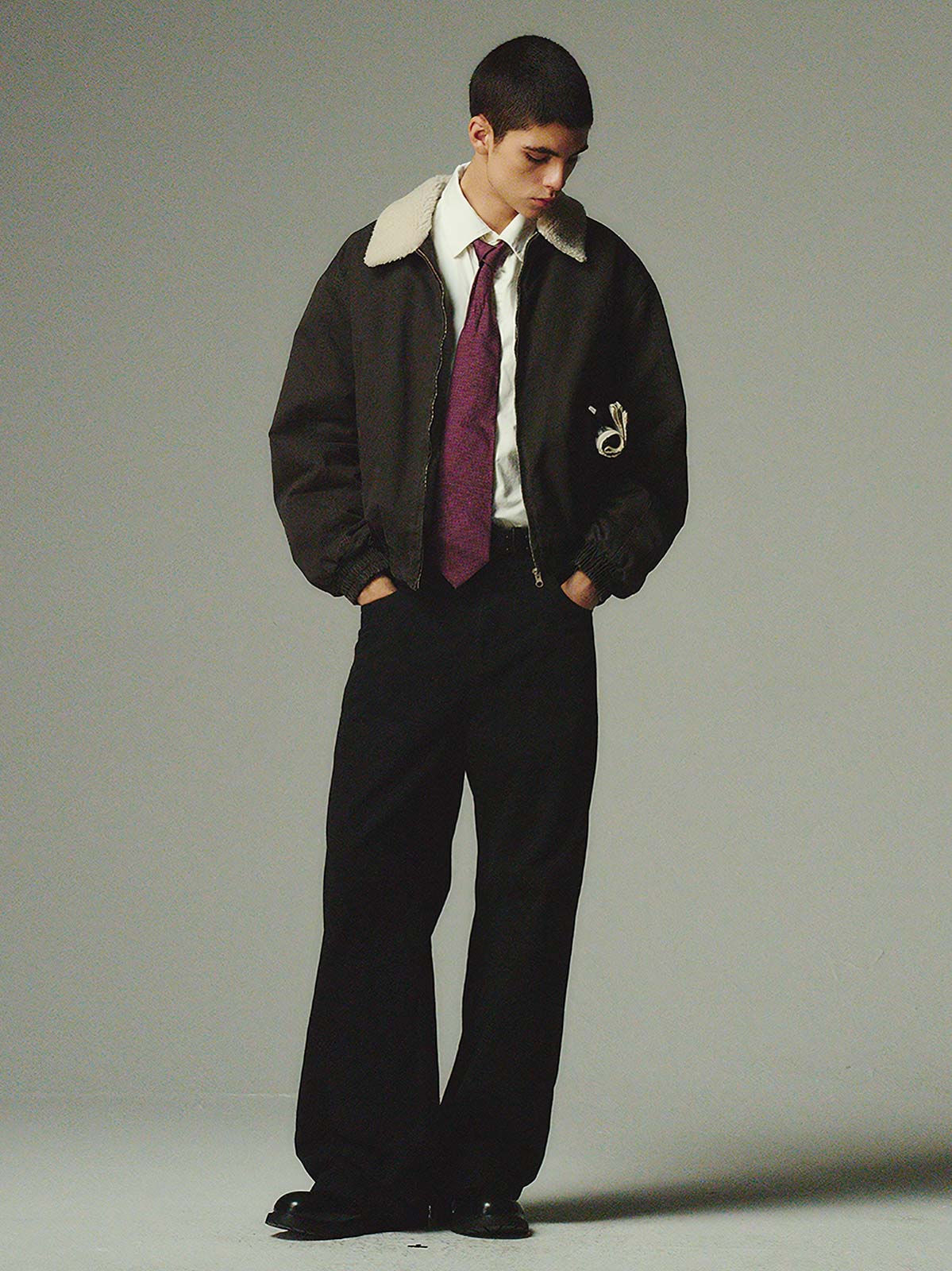 詳細画像: 柔らかなボア襟部分と、中綿構造の裏地を映したディテールクローズアップ画像。保温性を高める立体感のある仕上がりが際立つ。

モデル画像: ボア襟付きワーク中綿ジャケットを着用したモデルの冬のコーディネート例。デニムやワークパンツと合わせたヴィンテージ感漂うカジュアルスタイルを表現。