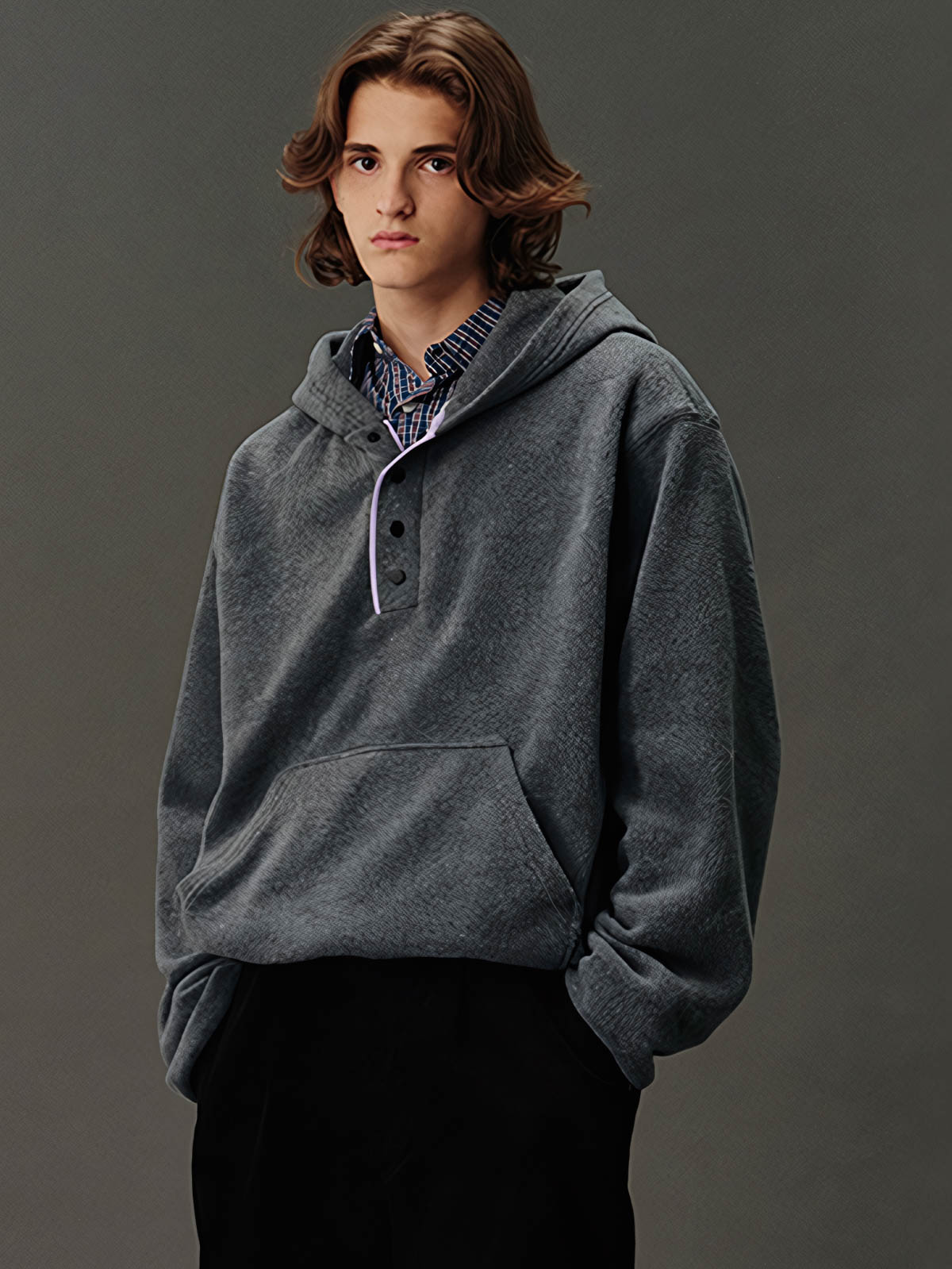 詳細画像: ハーフジップデザインと、シルエット調節可能な裾ドローコードのディテールクローズアップ画像。柔らかなフリース素材の質感が際立つ。

モデル画像: ハーフジップフリースフード付きスウェットを着用したモデルのコーディネート例。デニムやスウェットパンツと合わせたカジュアルでトレンド感あふれるスタイリングを表現。