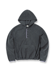 製品画像: 柔らかなフリース素材を使用したハーフジップフード付きスウェットの正面全体画像。裾ドローコードとショート丈デザインが特徴的な冬に最適な一着。

詳細画像: ハーフジップデザインと、シルエット調節可能な裾ドローコードのディテールクローズアップ画像。柔らかなフリース素材の質感が際立つ。