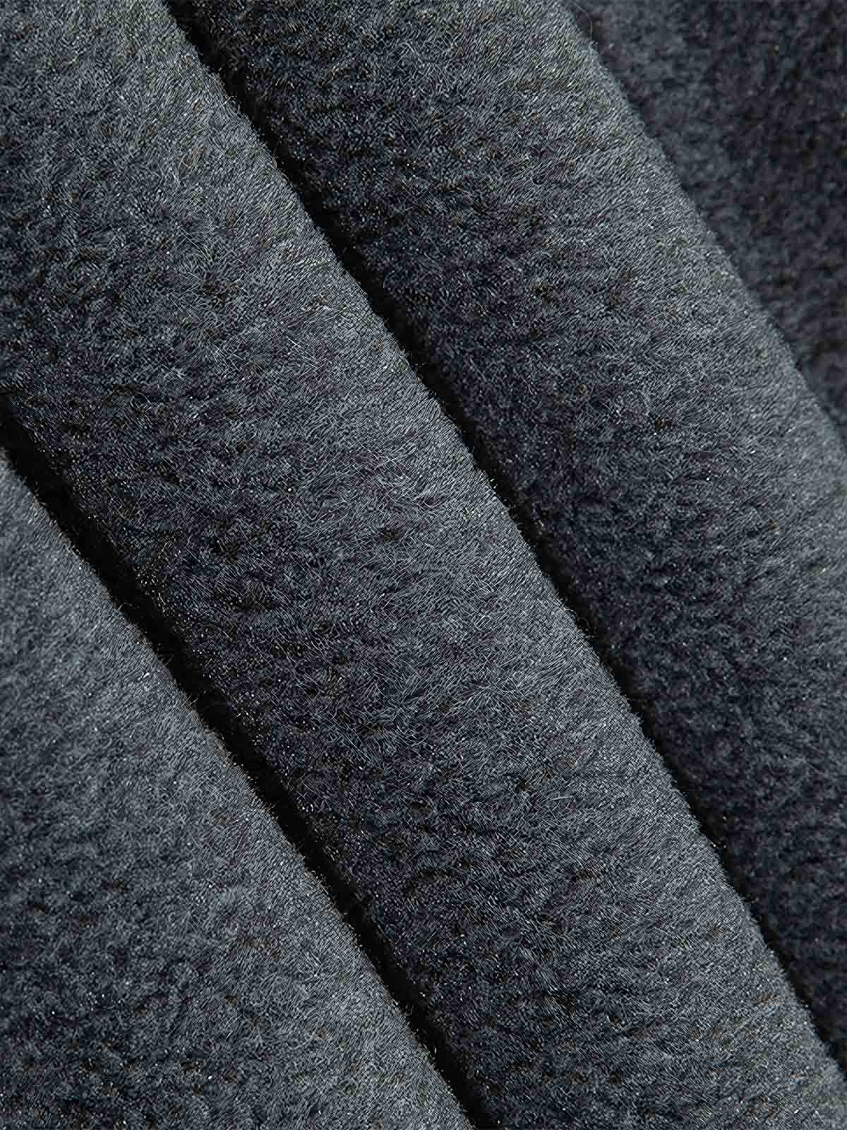 製品画像: 柔らかなフリース素材を使用したハーフジップフード付きスウェットの正面全体画像。裾ドローコードとショート丈デザインが特徴的な冬に最適な一着。

詳細画像: ハーフジップデザインと、シルエット調節可能な裾ドローコードのディテールクローズアップ画像。柔らかなフリース素材の質感が際立つ。