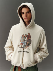 詳細画像: 胸元に施されたレトロなデジタルプリントのディテールと、高品質フリース素材の滑らかな質感のクローズアップ画像。快適な着心地が伝わる生地感をアピール。

モデル画像: フード付きスウェットを着用したモデルのコーディネート例。デニムやカジュアルパンツとの組み合わせで、アメカジレトロやストリートスタイルを演出した秋冬のスタイリングイメージ。