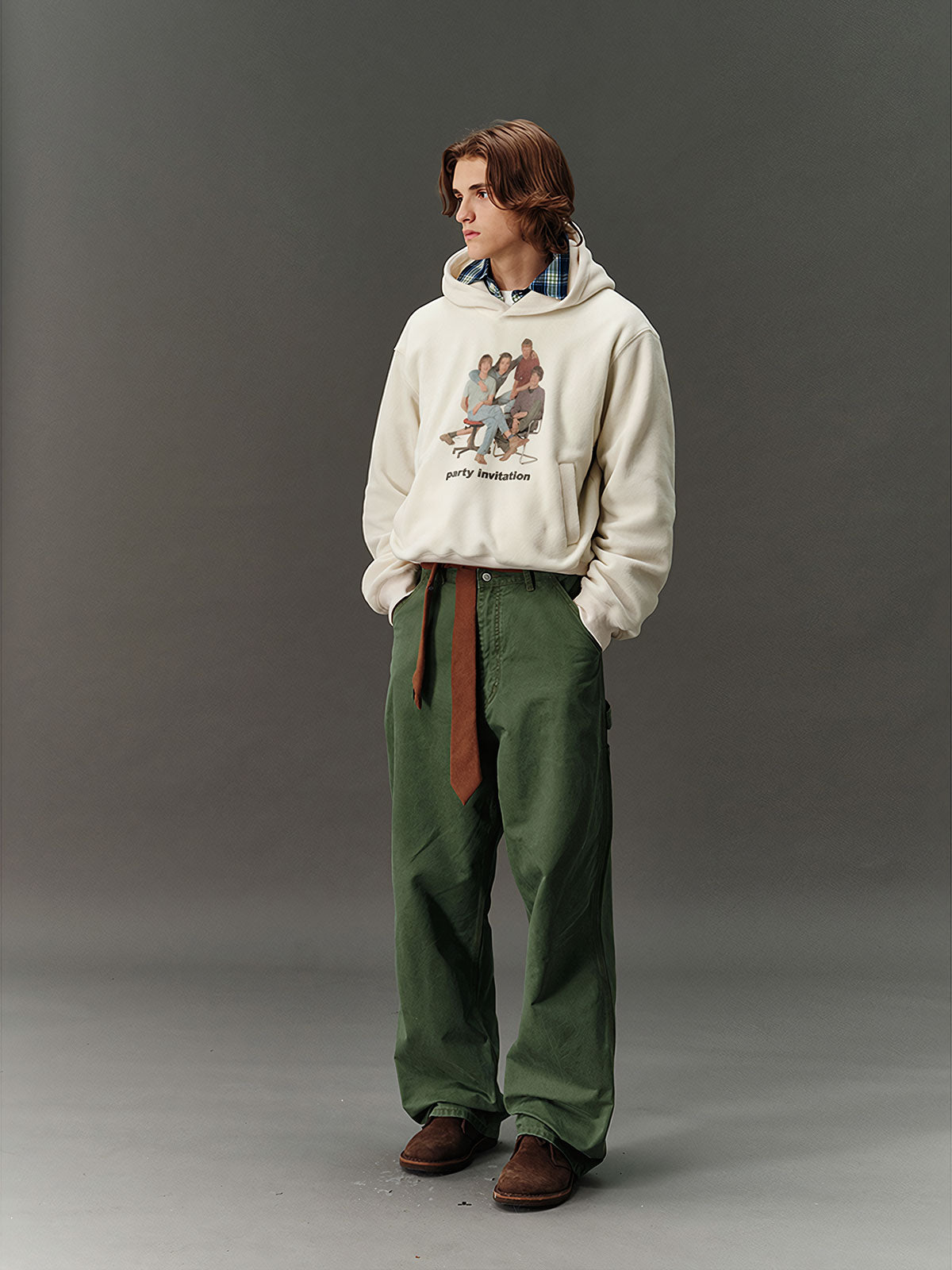 詳細画像: 胸元に施されたレトロなデジタルプリントのディテールと、高品質フリース素材の滑らかな質感のクローズアップ画像。快適な着心地が伝わる生地感をアピール。

モデル画像: フード付きスウェットを着用したモデルのコーディネート例。デニムやカジュアルパンツとの組み合わせで、アメカジレトロやストリートスタイルを演出した秋冬のスタイリングイメージ。