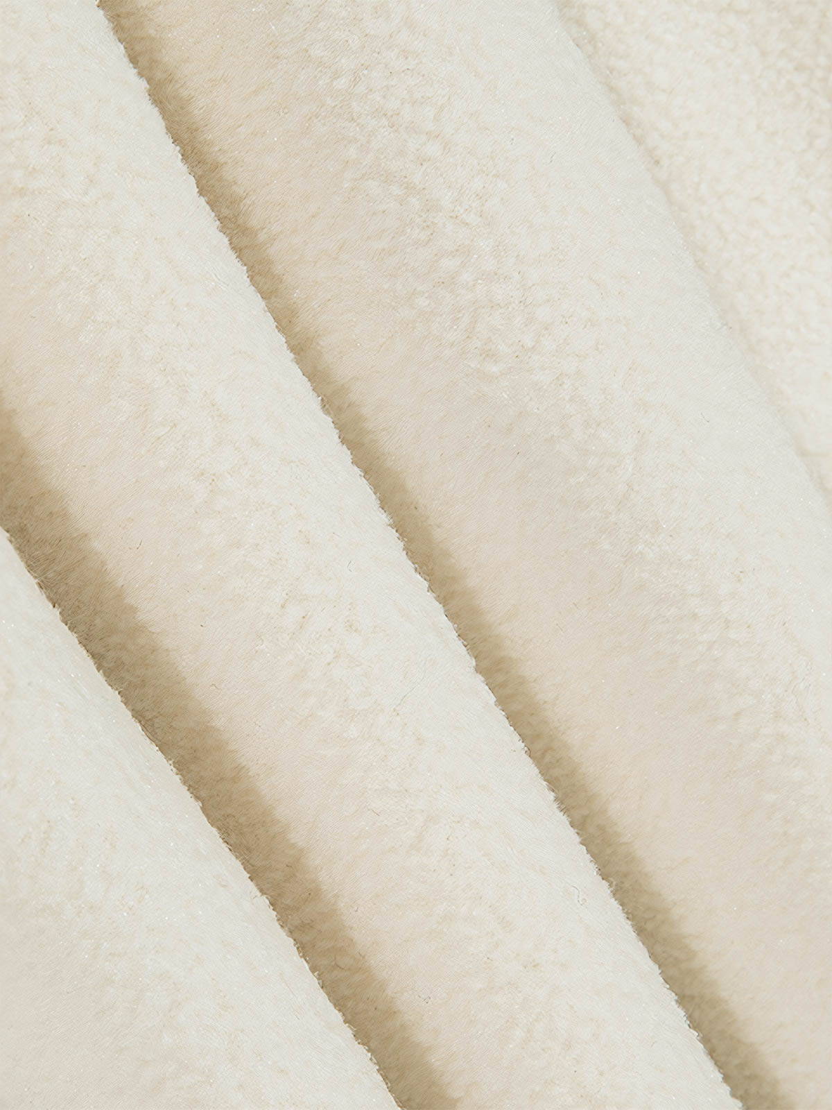 製品画像: 柔らかなフリース素材とレトロデジタルプリントが特徴的なフード付きスウェットの全体正面画像。肌触りが良く、優れた保温性で秋冬にぴったりのデザインが映える。

詳細画像: 胸元に施されたレトロなデジタルプリントのディテールと、高品質フリース素材の滑らかな質感のクローズアップ画像。快適な着心地が伝わる生地感をアピール。