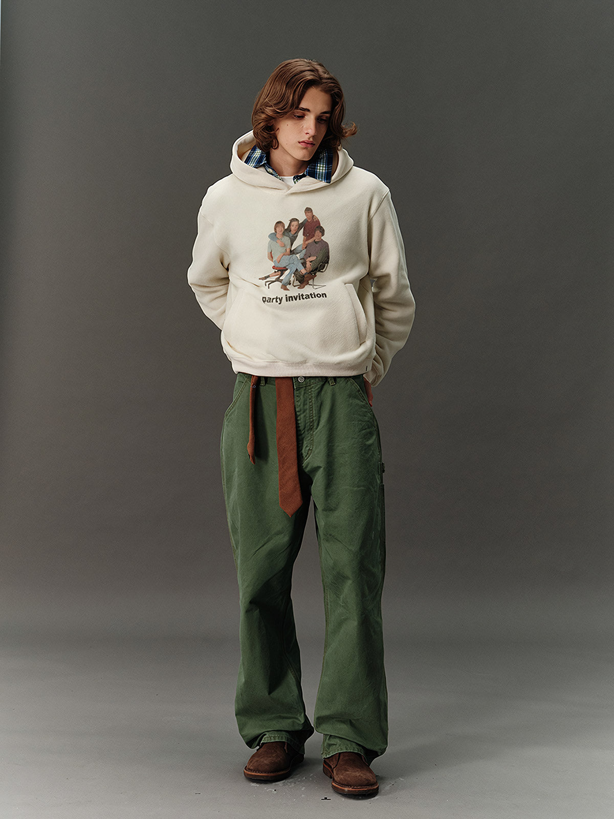 詳細画像: 胸元に施されたレトロなデジタルプリントのディテールと、高品質フリース素材の滑らかな質感のクローズアップ画像。快適な着心地が伝わる生地感をアピール。

モデル画像: フード付きスウェットを着用したモデルのコーディネート例。デニムやカジュアルパンツとの組み合わせで、アメカジレトロやストリートスタイルを演出した秋冬のスタイリングイメージ。